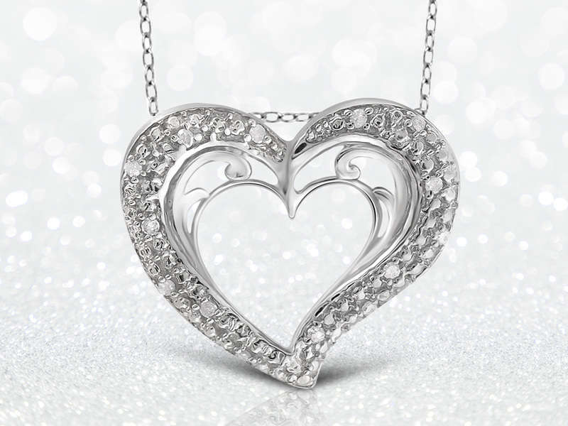 Make Your Loved One Smile with A Diamond Pendant