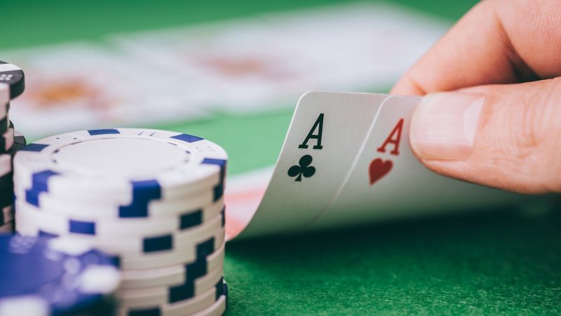 How to spot the bluff while playing online poker?